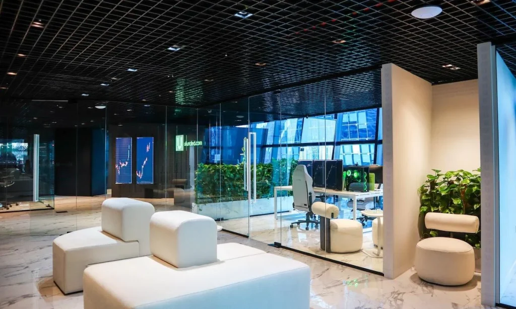 Empfangsbereich der Ufunded-Hauptzentrale im Opus Tower in Dubai
